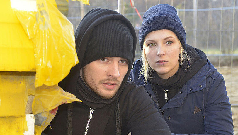 "GZSZ": Obwohl Lilly berechtigte Zweifel an Chris' Vorhaben hat, steht sie ihm bei der Aktion gegen den Bau von Gerners Luxustower zur Seite "GZSZ": Obwohl Lilly berechtigte Zweifel an Chris' Vorhaben hat, steht sie ihm bei der Aktion gegen den Bau von Gerners Luxustower zur Seite