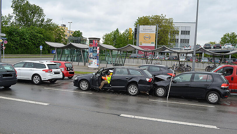 Der Gesamtschaden wird auf rund 28.000 Euro geschätzt. Der Gesamtschaden wird auf rund 28.000 Euro geschätzt.