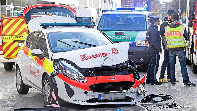Schwerer Unfall im Bahnhofsviertel - ein Renault krachte in ein Einsatzfahrzeug der Johanniter. Die Bilder.