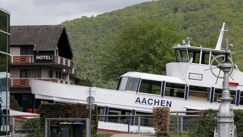Das Fahrgastschiff "Aachen" liegt am Ufer des Rursees vor einem Hotel auf dem Trockenen. Das Fahrgastschiff "Aachen" liegt am Ufer des Rursees vor einem Hotel auf dem Trockenen.