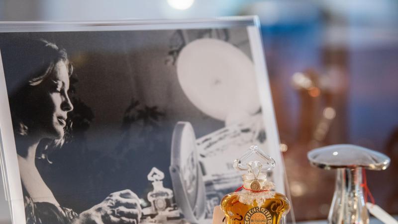 Ein Parfumflacon steht in einer Vitrine vor einem Foto von Romy Schneider. Rund 50 Gegenstände aus dem Besitz von Rosemarie Albach (Romy Schneider) werden im Auktionshaus Ruef versteigert. Ein Parfumflacon steht in einer Vitrine vor einem Foto von Romy Schneider. Rund 50 Gegenstände aus dem Besitz von Rosemarie Albach (Romy Schneider) werden im Auktionshaus Ruef versteigert.