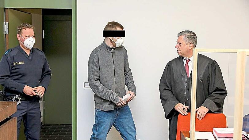 Der Angeklagte mit Anwalt. Der Angeklagte mit Anwalt.