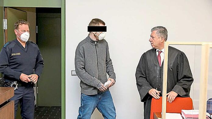 Der Angeklagte mit Anwalt.