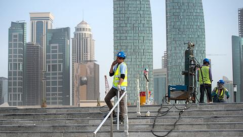 Internationale Kritik gibt es nicht nur an der Vergabe, sondern auch an schwierigen Arbeitsbedingungen von ausländischen Bauarbeitern in Katar.