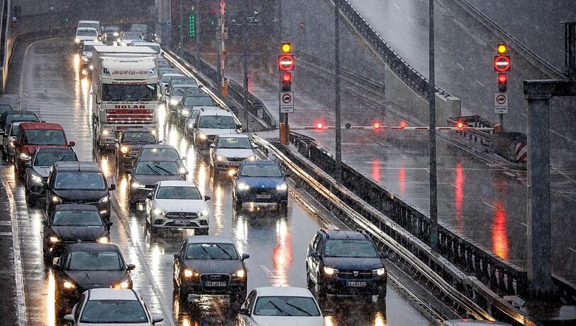 Die Verkehrssperrung des Luise-Kiesselbach-Tunnels ist aufgehoben, der Verkehr hat sich wieder normalisiert. Die Verkehrssperrung des Luise-Kiesselbach-Tunnels ist aufgehoben, der Verkehr hat sich wieder normalisiert.