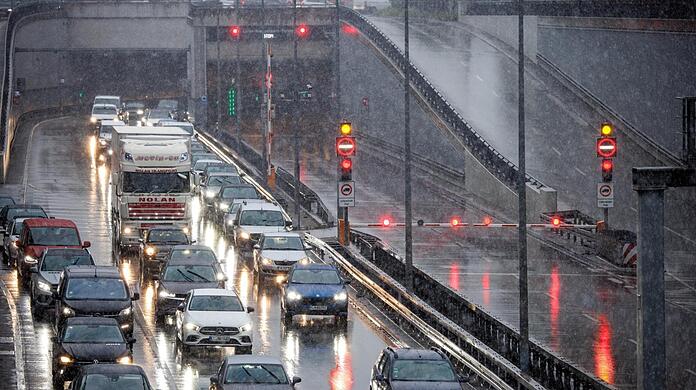 Die Verkehrssperre des Luise-Kieselbach-Tunnels wurde aufgehoben und der Verkehr normalisiert sich wieder.