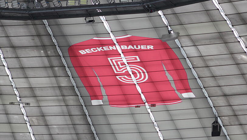 So soll Franz Beckenbauer immer in Erinnerung der Bayern-Fans bleiben: Das Trikot der Klub-Legende hängt nun unter dem Stadiondach. So soll Franz Beckenbauer immer in Erinnerung der Bayern-Fans bleiben: Das Trikot der Klub-Legende hängt nun unter dem Stadiondach.