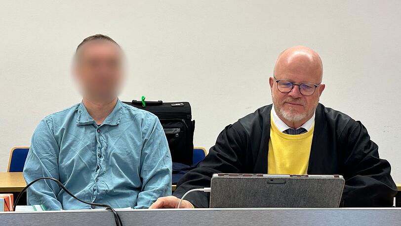 Einem Krankenpfleger wird vor dem Landgericht Landshut 15-facher Mordversuch vorgeworfen. Er soll in einer Landshuter Klinik Medikamente manipuliert haben. Weil diese an Patienten verabreicht wurden und weitere verabreicht hätten werden können, ist der Mann angeklagt.