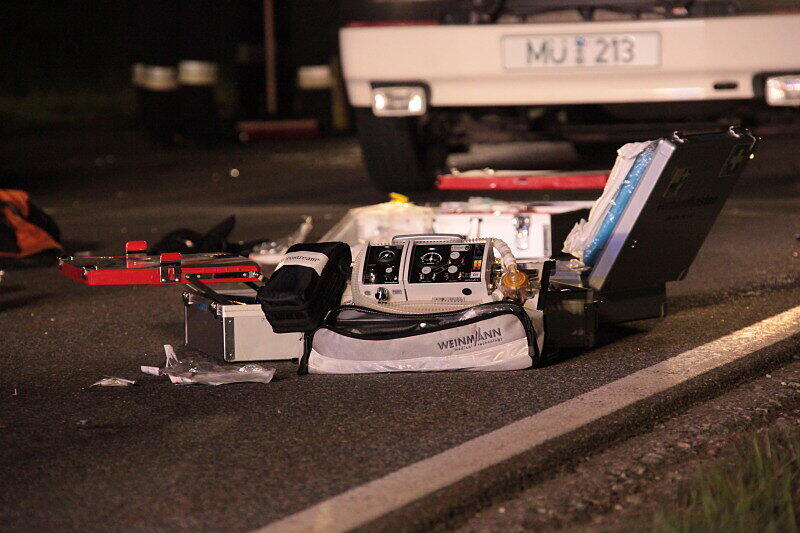 Schwerer Unfall auf der B 15: Zwei Verletzte