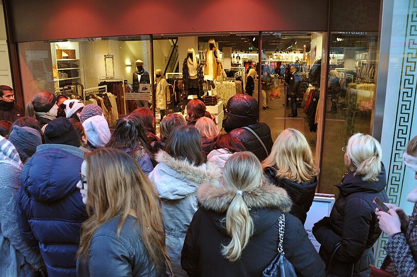 Am Donnerstagmorgen startete der Verkauf der neuen Versace-Kollektion bei H&M: Bereits in der Nacht standen die Münchener Schlange vor der H&M-Filiale in der Kaufinger Straße. Die AZ war beim Ansturm auf Versace dabei.
