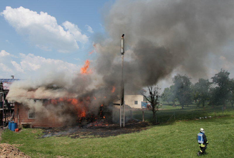 In Polling im Landkreis Mühldorf am Inn ist am Mittwoch eine Heizungsanlage abgebrannt - die Feuerwehr rückte mit einem Großaufgebot an. Der Schaden soll immens sein.