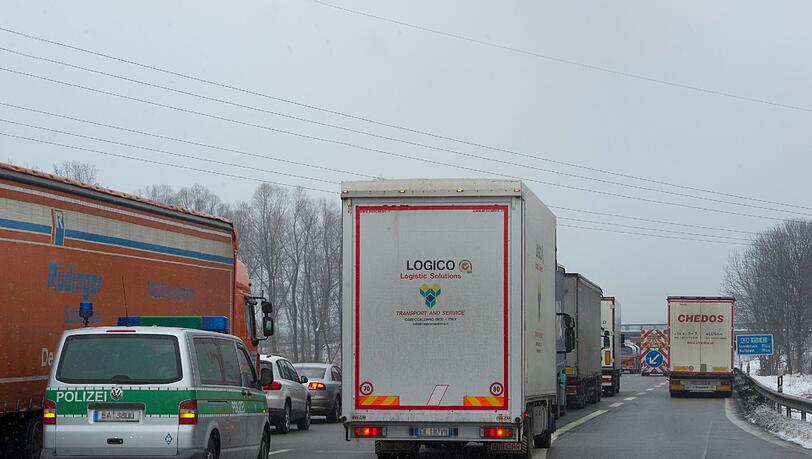 Lkw an Lkw: Wegen Schneefalls dürfen keine Lastwagen nach Italien einreisen Lkw an Lkw: Wegen Schneefalls dürfen keine Lastwagen nach Italien einreisen
