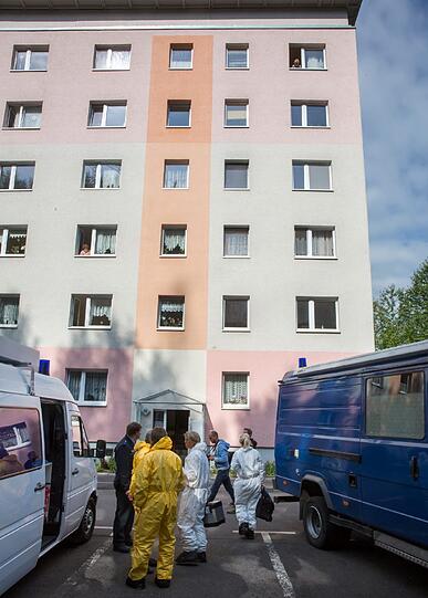 Die Spurensicherung am Tatort. Die Wohngegend gehöre angeblich nicht zu den Problembereichen der Stadt.