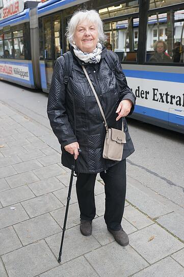 Elisabeth Hutschenreiter, Rentnerin: &bdquo;Ich habe eine Freundin in Ingolstadt, die mich nicht besuchen kann. Das macht mich traurig. Sie ist auch Rentnerin, für uns beide ist das Auto keine Alternative. Ich werde trotz des Streiks darauf achten, mir die Tage so schön wie möglich zu gestalten, mir viel Kultur anschauen und Kaffee trinken in den schönen Cafés der Museen. Zum Glück fährt die Tram - da komme ich dann wunderbar zur Neuen Pinakothek.&ldquo; Foto: Daniel von Loeper