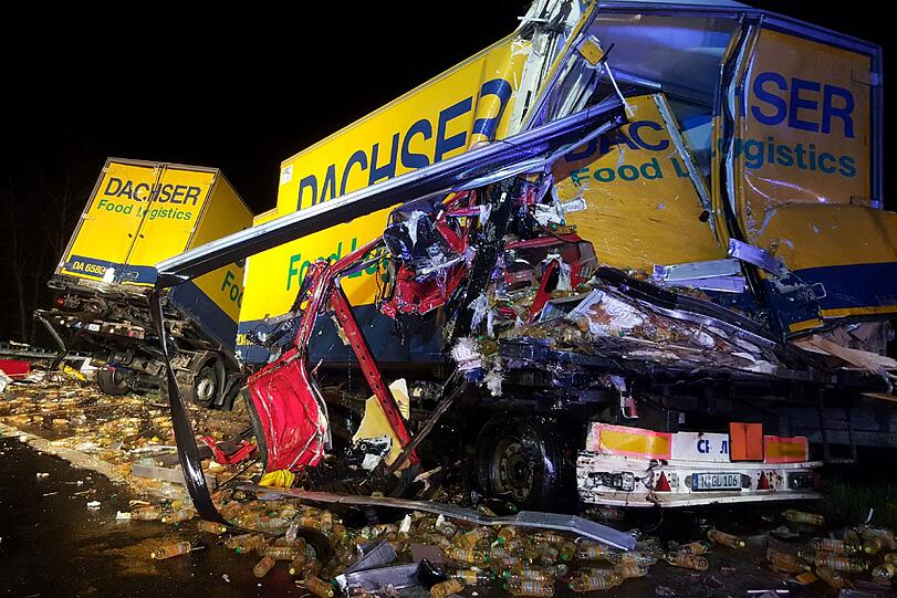 Die A3 glich einem Schlachtfeld: Bei dem Unfall krachten drei Lkws ineinander. Einer verlor dabei 23 Tonnen Salatöl.