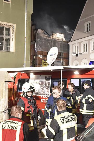 Ein Übergreifen der Flammen auf benachbarte Gebäude konnte die Feuerwehr verhindern.