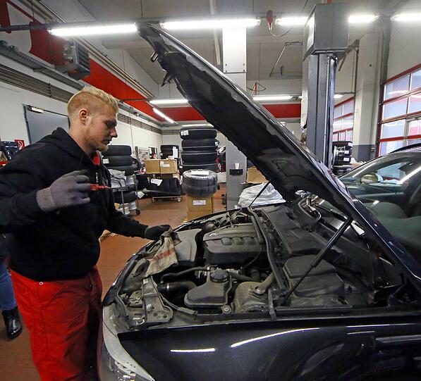 Patrick Gimpl (21) überprüft den Ölstand: Das gehört nicht zum Reifenwechsel, ist aber ebenfalls eine gute Idee für ein winterfittes Auto.