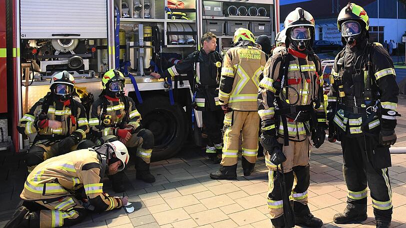 Großeinsatz am Pfingstsonntag: Mehrere Feuerwehren haben in Mühldorf einen Penny-Supermarkt gelöscht.