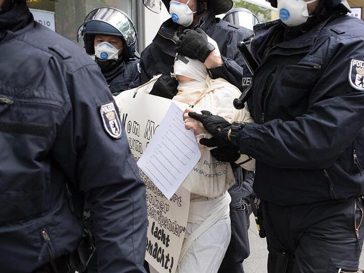 Ein Demonstrant wird bei der Kundgebung in Berlin abgeführt.