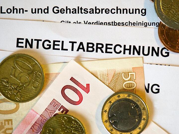 Die Sozialabgabenquote liegt derzeit für die Renten-, Arbeitslosen-, Kranken- und Pflegeversicherung zusammengenommen bei knapp unter 40 Prozent.