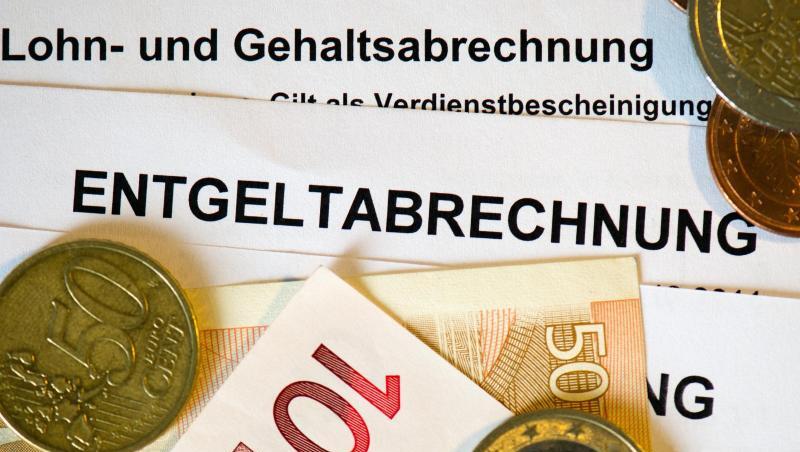 Die Sozialabgabenquote liegt derzeit für die Renten-, Arbeitslosen-, Kranken- und Pflegeversicherung zusammengenommen bei knapp unter 40 Prozent. Die Sozialabgabenquote liegt derzeit für die Renten-, Arbeitslosen-, Kranken- und Pflegeversicherung zusammengenommen bei knapp unter 40 Prozent.