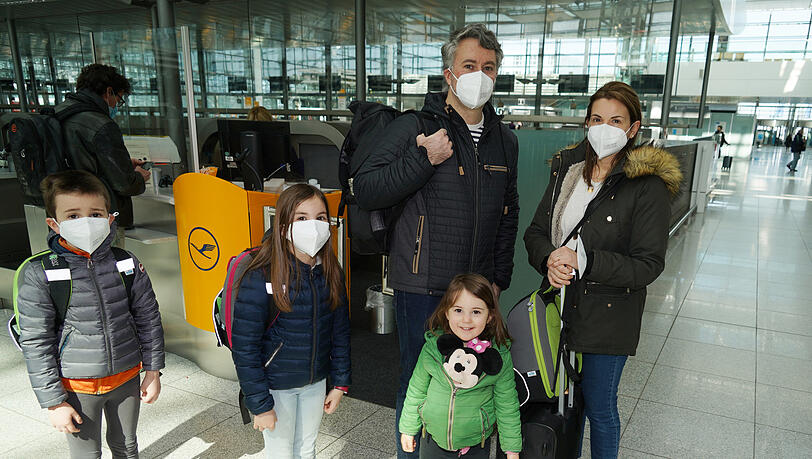 Die Familie Nelson Das Neves am Freitag kurz vor dem Abflug nach Spanien im Terminal.