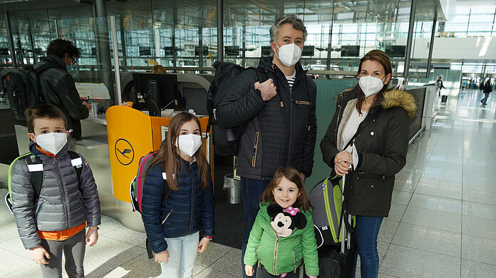 Die Familie Nelson Das Neves am Freitag kurz vor dem Abflug nach Spanien im Terminal.