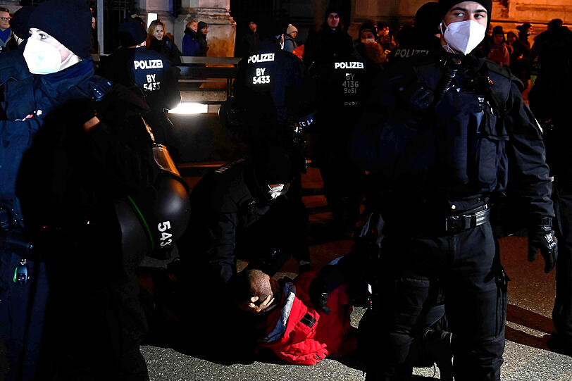 Polizisten setzen bei der Demo von Gegnern der Corona-Politik einen Mann fest. Bei der letzten, unangemeldeten Versammlung vor einer Woche war es zu Randalen gekommen. Dieses Mal wurden sogenannte Spaziergänge verboten.