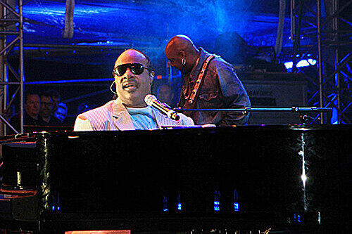 Ein exklusives Bild von Stevie Wonders Geheimkonzert in Kitzbühel. Die reichste Frau Russlands ließ das Pop-Idol in den Alpen spielen.