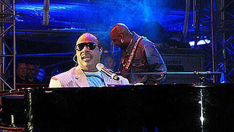 Ein exklusives Bild von Stevie Wonders Geheimkonzert in Kitzbühel. Die reichste Frau Russlands ließ das Pop-Idol in den Alpen spielen.