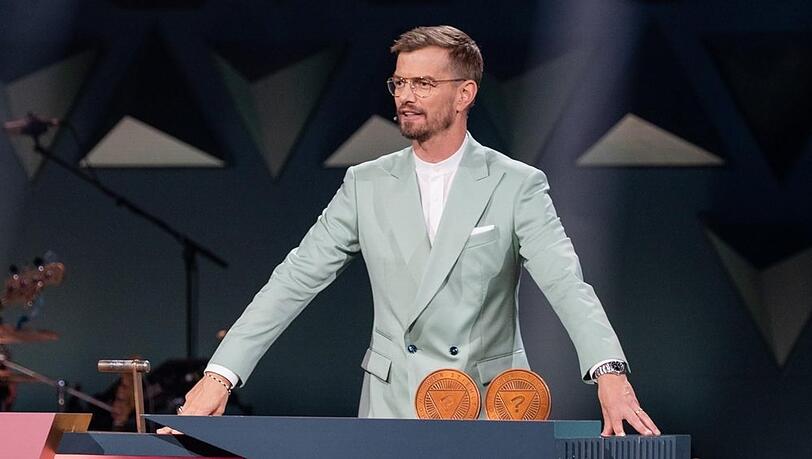 Joko Winterscheidt setzt sich in der ersten Folge der neuen Staffel "Wer stiehlt mir die Show?" durch und darf seinen Moderationsplatz behalten.