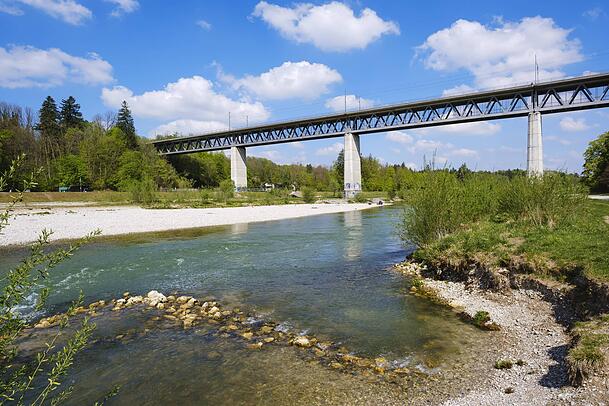 Eindrucksvoll: Die Großhesseloher Brücke über der renaturierten Isar im Isartal, Großhesselohe. Eindrucksvoll: Die Großhesseloher Brücke über der renaturierten Isar im Isartal, Großhesselohe.