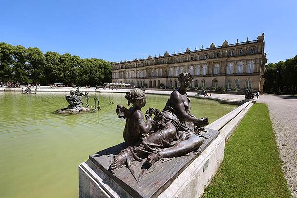 Das Schloss auf der Herreninsel im Chiemsee ist eine Kopie des französischen Königsschlosses in Versailles. (Archivbild) Das Schloss auf der Herreninsel im Chiemsee ist eine Kopie des französischen Königsschlosses in Versailles. (Archivbild)