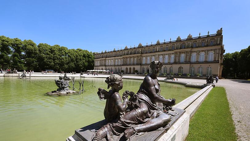 Das Schloss auf der Herreninsel im Chiemsee ist eine Kopie des französischen Königsschlosses in Versailles. (Archivbild) Das Schloss auf der Herreninsel im Chiemsee ist eine Kopie des französischen Königsschlosses in Versailles. (Archivbild)