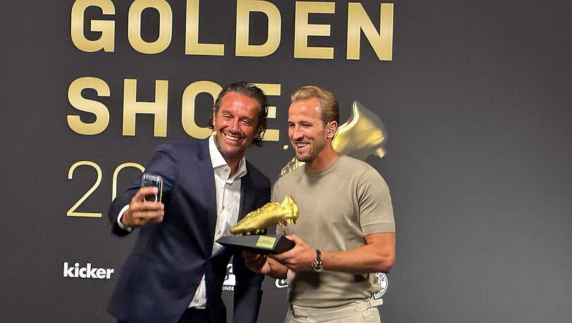 Harry Kane macht bei seiner Auszeichnung zum Gewinner des "Goldenen Schuh" in der Allianz Arena ein Selfie mit Laudator Luca Toni. Harry Kane macht bei seiner Auszeichnung zum Gewinner des "Goldenen Schuh" in der Allianz Arena ein Selfie mit Laudator Luca Toni.