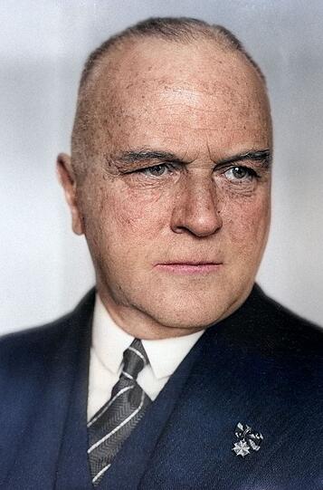Der Admiral Magnus von Levetzow dient sich den Nazis an und setzt als Polizeipräsident von Berlin ihre Politik um. Später war er den Nazis nicht mehr radikal genug. Der Admiral Magnus von Levetzow dient sich den Nazis an und setzt als Polizeipräsident von Berlin ihre Politik um. Später war er den Nazis nicht mehr radikal genug.