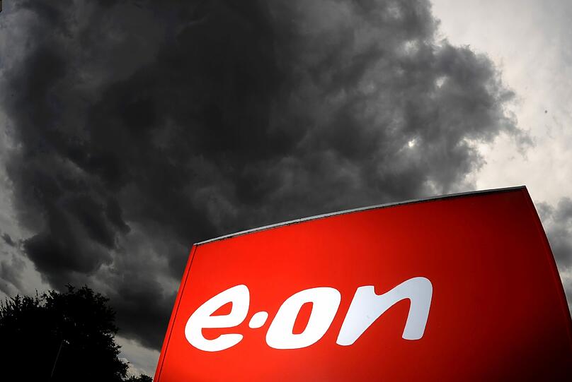 Dunkle Wolken über der Zentrale von Eon Kernkraft GmbH und Eon Kraftwerke GmbH in Hannover. Der massive Stellenabbau könnte bis zu 60 Prozent der Belegschaft treffen.