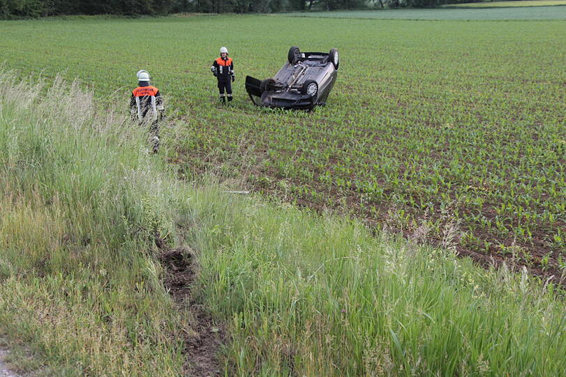 Unfall bei Ampfing: Ein Kleinwagen brettert durchs Bankett und landet auf einem Feld auf dem Dach. Der Fahrer wird nur leicht verletzt