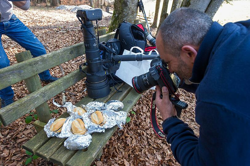 Verpflegung für Journalisten in Bad Wiessee: Hoeneß ließ Würstl für Reporter und Fotografen vorbeibringen.