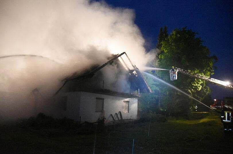Stundenlang kämpfte die Feuerwehr gegen die Flammen in Vilsheim-Kemoden. Die Bilder vom Einsatz.