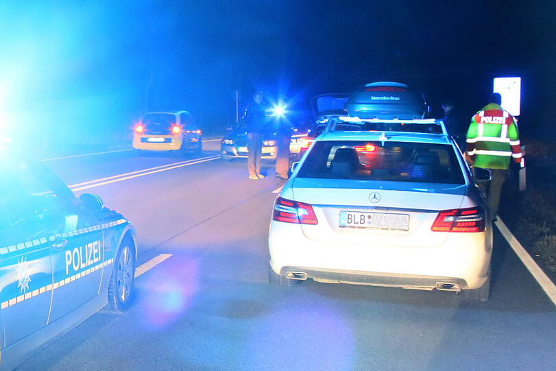 In der Nähe von Altötting konnte die Polizei einen volltrunkenen Fahrer erst durch den Einsatz eines Nagelbretts stoppen.