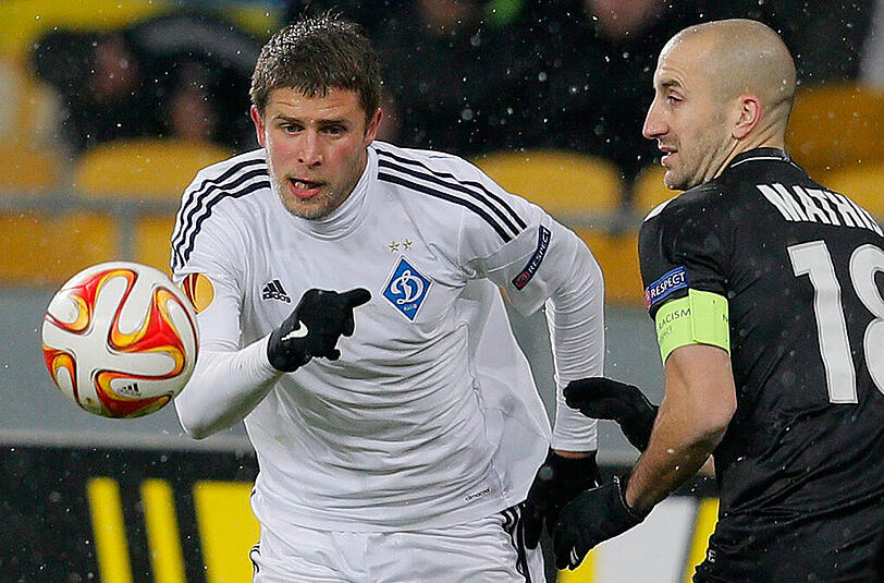 Artem Kravets (links) im Trikot von Dynamo Kiew - im Europa-League-Duell mit EA Guingamp (Lionel Mathis).