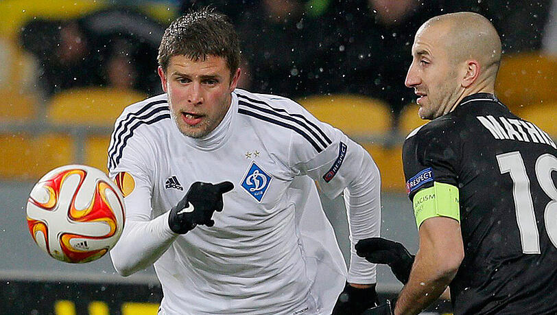 Artem Kravets (links) im Trikot von Dynamo Kiew - im Europa-League-Duell mit EA Guingamp (Lionel Mathis). Artem Kravets (links) im Trikot von Dynamo Kiew - im Europa-League-Duell mit EA Guingamp (Lionel Mathis).