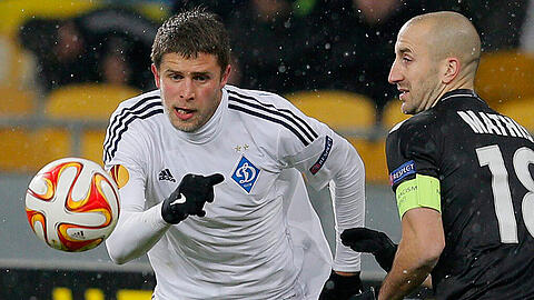 Artem Kravets (links) im Trikot von Dynamo Kiew - im Europa-League-Duell mit EA Guingamp (Lionel Mathis).