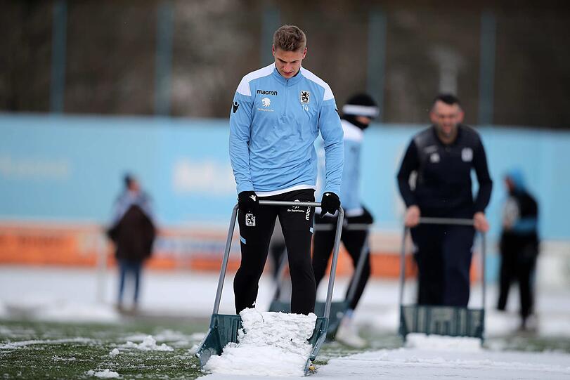 Schneegestöber und Fußball geht nicht? geht doch! Der TSV 1860 testete gegen Wacker Innsbruck auf schneeweißem Kunstrasen an der Grünwalder Straße - vorher mussten Funktionäre und Nachwuchsspieler Schneeschippen.