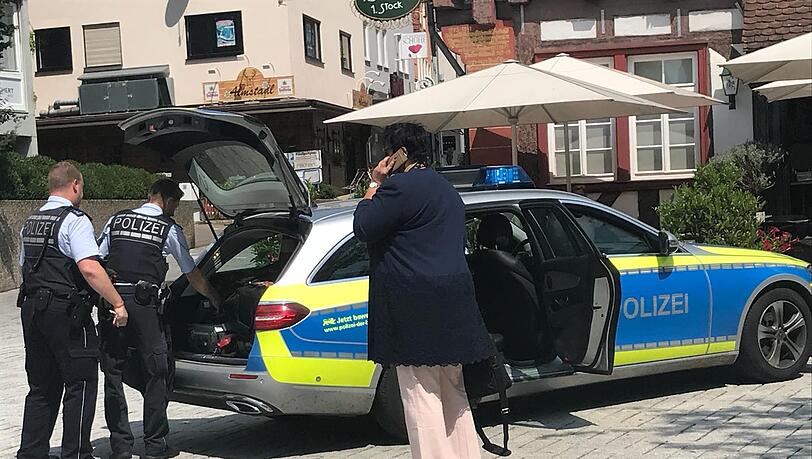 Sabine (Name geändert) wird von der Polizei mitgenommen. Sabine (Name geändert) wird von der Polizei mitgenommen.