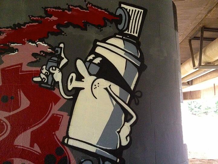 Unter der Brudermühlbrücke schaut's jedes Jahr anders bunt aus: Grafittisprayer verkünstlern sich hier bei "Isart".