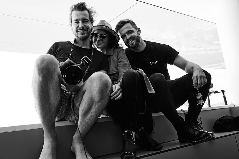 Fotograf Robert, Stylistin Tanja und Fabian von I.D. Riva Tours am Infinity Pool im neunten Stock.