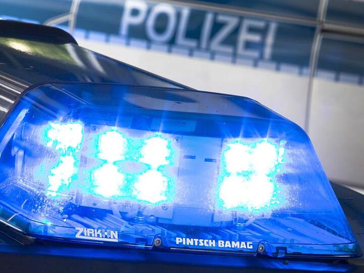 Ein Blaulicht leuchtet auf dem Dach eines Polizeiwagens. Foto: Friso Gentsch/Archiv
