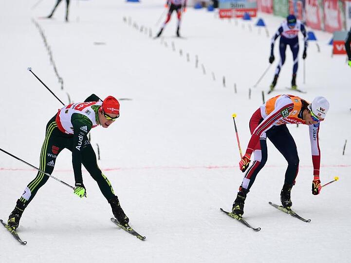 Im Endkampf hatte der Norweger Magnus Riiber (r) die Skispitze vorn. Vinzenz Geiger (l) wird Zweiter.